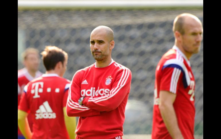 Pep Guardiola supervisa el entrenamiento previo al juego por la Copa. AFP /