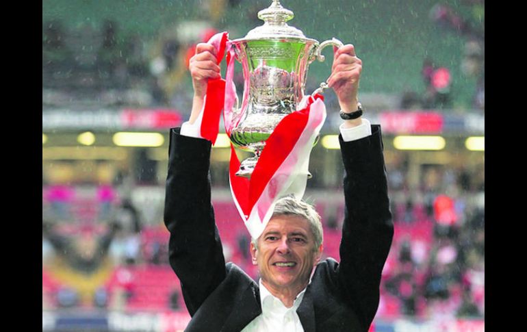 Ya llovió. Arsene Wenger levanta la FA Cup que en 2005 ganaron al Manchester United en penales.  /