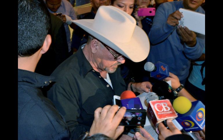 Hipólito Mora, habla a los medios, a las afueras del penal donde se encontraba recluido, tras ser liberado. EFE /