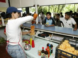 Queda prohibido vender en escuelas bebidas y alimentos con fuente de azúcares simples, harinas refinadas, grasas o sodio. ARCHIVO /