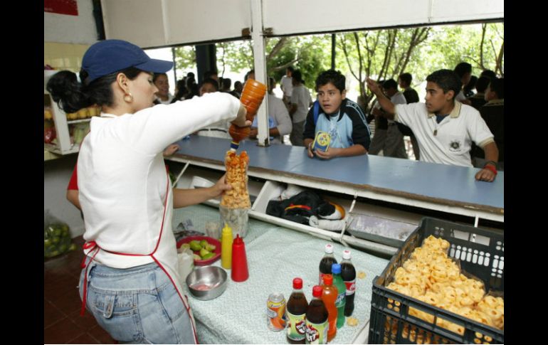 Queda prohibido vender en escuelas bebidas y alimentos con fuente de azúcares simples, harinas refinadas, grasas o sodio. ARCHIVO /