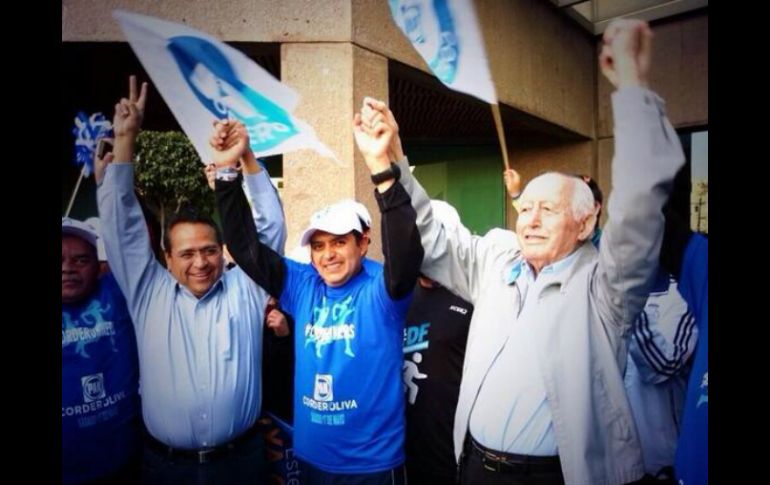 Ernesto Cordero (c), acompañado de su compañero Juan Manuel Oliva (i), y el líder moral del PAN, Luis H. Álvarez (d). Foto:‏ @OlivaPAN. ESPECIAL /