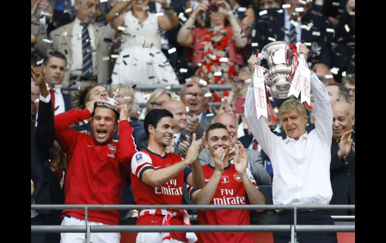 Arsene Wenger, técnico del Arsenal, sostiene la Copa de Inglaterra y celebra con su equipo la victoria del campeonato. AP /