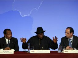 Los jefes de Estado de algunas naciones africanas aprobaron con unanimidad el plan presetando por Hollande. AP /