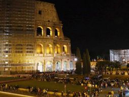 Varias personas visitan el Coliseo de Roma, durante la celebración de la Noche Europea de los Museos. EFE /