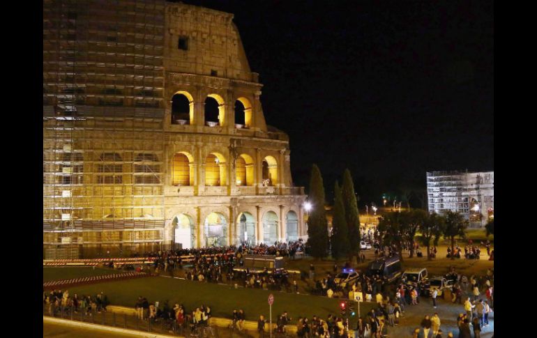 Varias personas visitan el Coliseo de Roma, durante la celebración de la Noche Europea de los Museos. EFE /