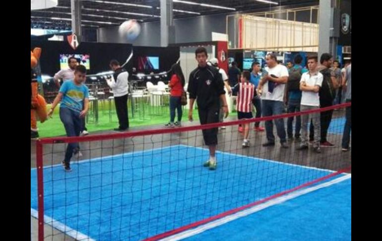 Algunos stands invitan a participar a los asistentes en algunas dinámicas como el futenis y el futbolito humano.  /