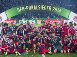 El equipo del FC Bayern se toma la foto con la Copa de Alemania. AP /