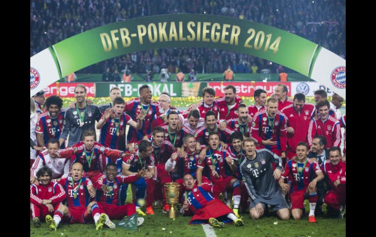 El equipo del FC Bayern se toma la foto con la Copa de Alemania. AP /