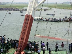 Rescatistas trabajan en el ferry hundido tras la fuerte tormenta del jueves pasado. AFP /