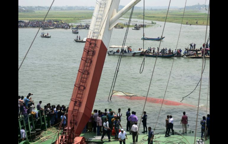 Rescatistas trabajan en el ferry hundido tras la fuerte tormenta del jueves pasado. AFP /