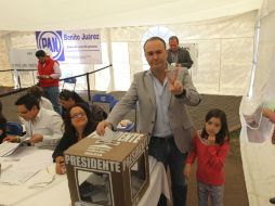 El diputado Alberto Villarreal emite su voto en uno de los módulos instalados en la Ciudad de México. ARCHIVO /