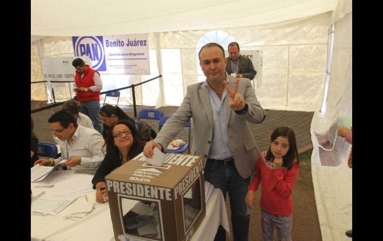 El diputado Alberto Villarreal emite su voto en uno de los módulos instalados en la Ciudad de México. ARCHIVO /