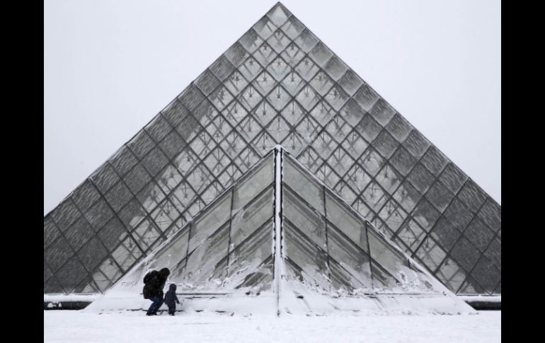 El Louvre atesora más de 38 mil obras de arte en sus 60 mil 600 metros. ARCHIVO /