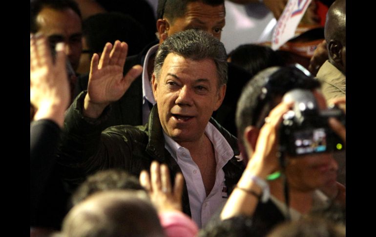 Juan Manuel Santos cierra su campaña con actos en Bogotá, rodeado de cientos de seguidores. EFE /