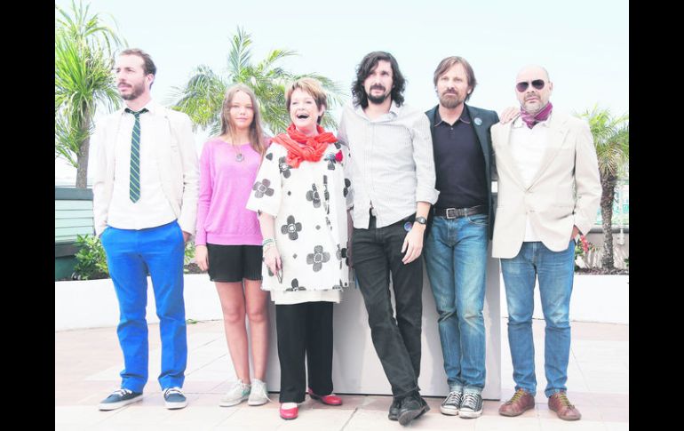 (De izq. a der.) Esteban Bigliardi, Viilbjork Malling Agger, Ghita Norby, Lisandro Alonso, Viggo Mortensen y Fabián Casas. EFE /