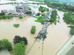 A la intemperie. Las lluvias sin precedentes en Bosnia han dejado a cientos de personas sin hogar, dijeron las autoridades. AP /