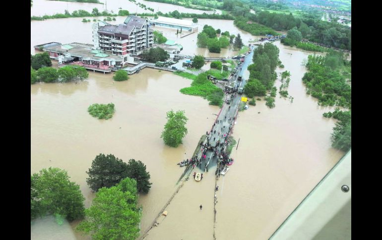 A la intemperie. Las lluvias sin precedentes en Bosnia han dejado a cientos de personas sin hogar, dijeron las autoridades. AP /