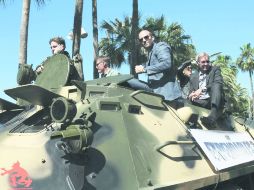 Así llegaron los protagonistas de “Los Indestructibles 3”, a bordo de un tanque de guerra. ESPECIAL /