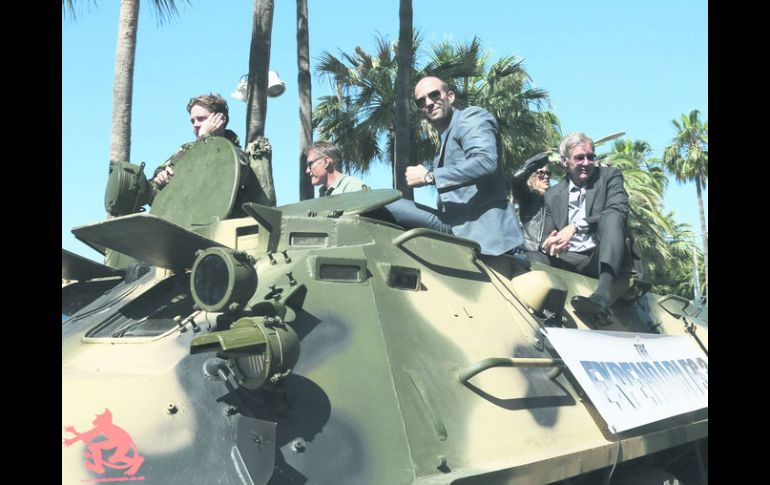 Así llegaron los protagonistas de “Los Indestructibles 3”, a bordo de un tanque de guerra. ESPECIAL /