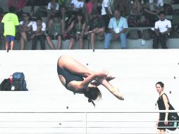 La melladista olímpica, Alejandra Orozco, valido los pronósticos y se quedó con el oro en trampolín femenil, categoría 16-18 años. ESPECIAL /