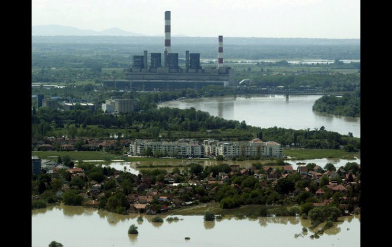 Vista aérea de la ciudad de Obrenovac, en Serbia, una de las regiones más afectadas por las intensas lluvias. EFE /