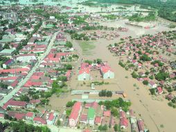 Hasta el cuello. Más de 25 mil afectados han sido evacuados hasta ahora en Serbia, más de  10 mil en Bosnia. AFP /