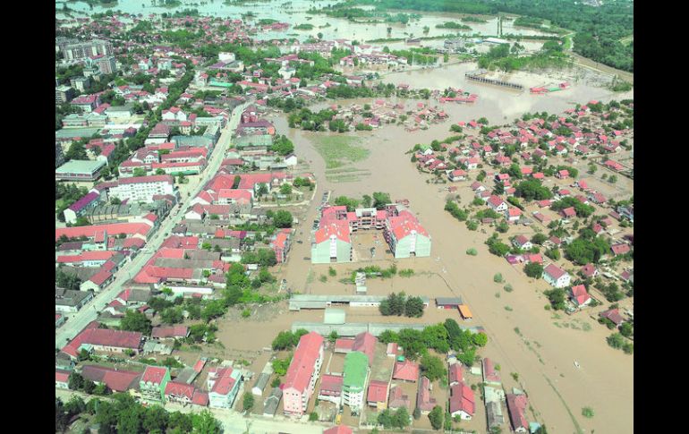 Hasta el cuello. Más de 25 mil afectados han sido evacuados hasta ahora en Serbia, más de  10 mil en Bosnia. AFP /