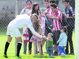 Adolfo Bautista. El jugador aún es figura para algunos aficionados, como en esta visita a Verde Valle en octubre pasado. MEXSPORT /