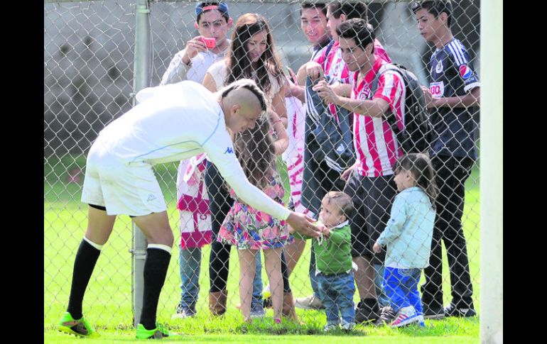 Adolfo Bautista. El jugador aún es figura para algunos aficionados, como en esta visita a Verde Valle en octubre pasado. MEXSPORT /