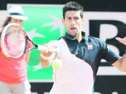 Si Djokovic llega a semifinales de Roland Garros obliga a Nadal a ganar el torneo para seguir como número uno. AP /