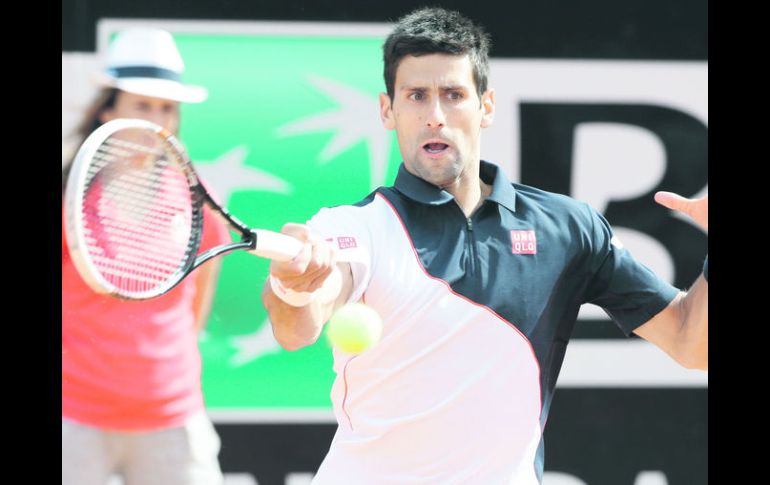 Si Djokovic llega a semifinales de Roland Garros obliga a Nadal a ganar el torneo para seguir como número uno. AP /