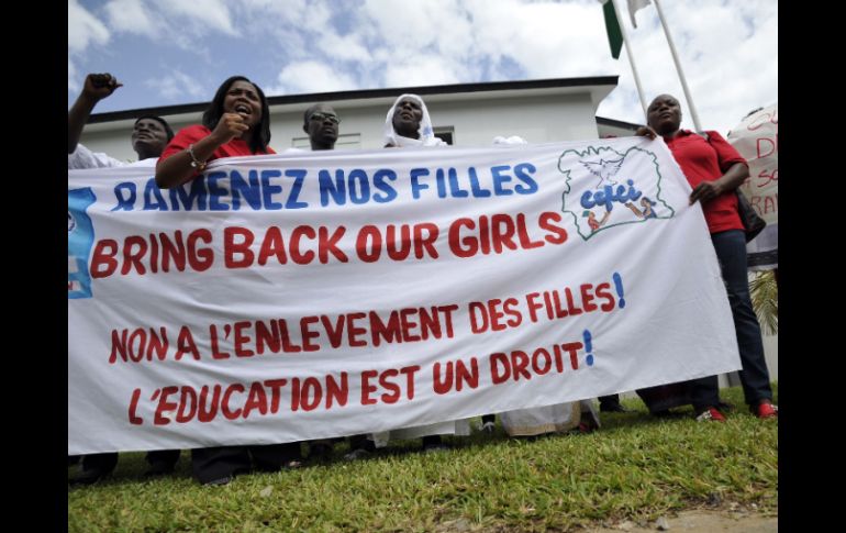 Los padres piden por el regreso de sus hijas quienes fueron secuestradas desde el pasado 14 de abril por operaciones de Boko Haram. AFP /