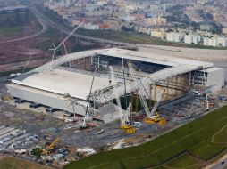 El techo del estadio no estará listo para la inauguración, que presenta severos atrasos. AP /