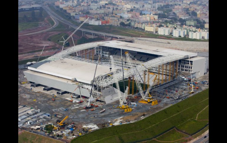 El techo del estadio no estará listo para la inauguración, que presenta severos atrasos. AP /