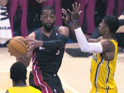 Wade marcó 23 puntos en la primera mitad del partido; LeBron James remató la obra en el último cuarto. EFE /