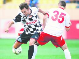 Fernando Alonso juega un partido de caridad ante celebridades y antiguas leyendas deportivas ayer en Mónaco. EFE /