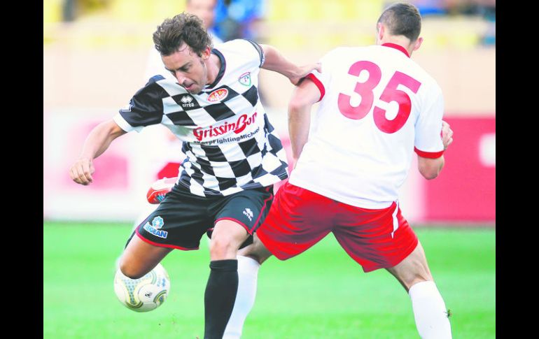 Fernando Alonso juega un partido de caridad ante celebridades y antiguas leyendas deportivas ayer en Mónaco. EFE /