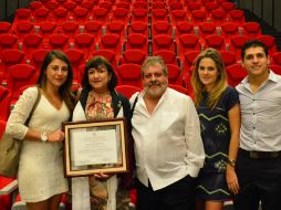 García Acosta (junto a su familia) fue ganadora del premio INAH a la mejor tesis doctoral en historia.  /