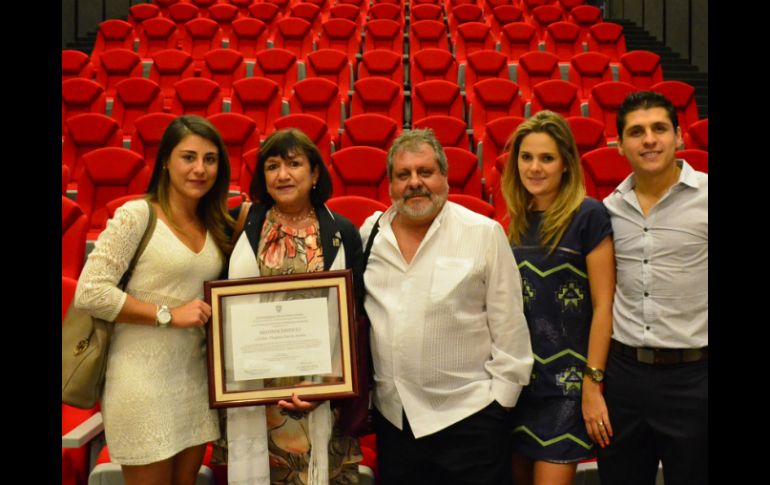 García Acosta (junto a su familia) fue ganadora del premio INAH a la mejor tesis doctoral en historia.  /