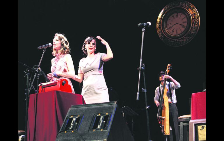 FRANCO-TAPATÍAS. Florence Vermue y Maricarmen Camarena, en el recital de anoche.  /