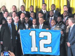 Bienvenidos, campeones. Barack Obama se retrata con el plantel monarca de la NFL y la bandera con el número 12. EFE /