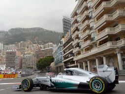 Lewis Hamilton, del equipo Mercedes, durante el primer día de actividades en Mónaco. AFP /