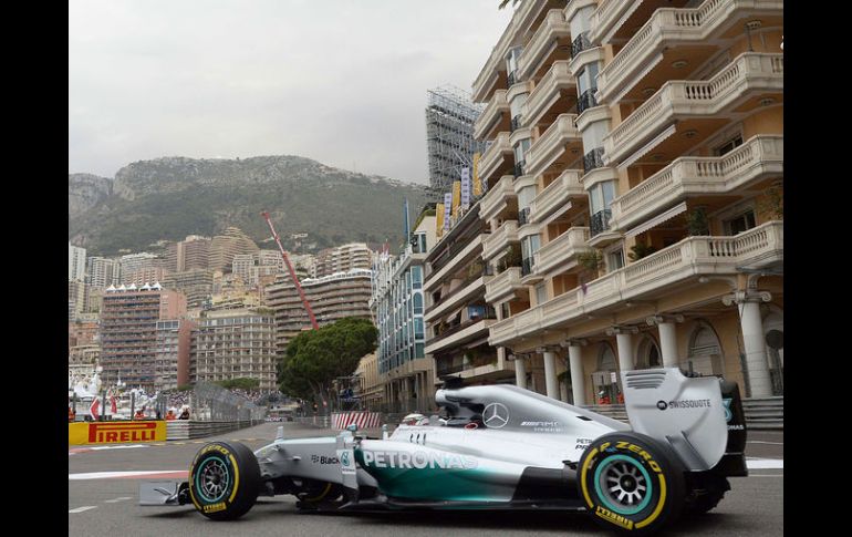 Lewis Hamilton, del equipo Mercedes, durante el primer día de actividades en Mónaco. AFP /