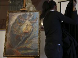 La pintura muestra un ángel que en su ascensión al cielo es visto por otros, como si saliera de un útero. EFE /