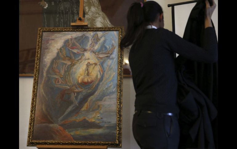 La pintura muestra un ángel que en su ascensión al cielo es visto por otros, como si saliera de un útero. EFE /