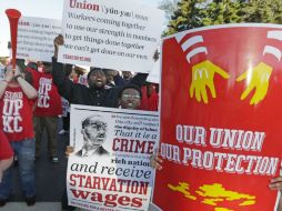 Trabajadores de McDonald's se manifiestan por un mejor salario. AP /