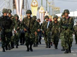 Soldados tailandeses avanzan a dispersar un acto de progubernamentales a las afueras de Bangkok. ARCHIVO /