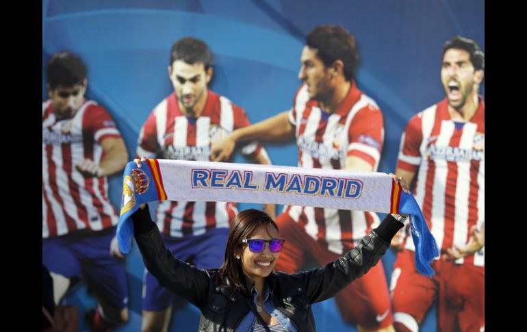 Previo al juego de la final del próximo sábado una aficionada del Real Madrid levanta su bufanda del Real Madrid. AP /