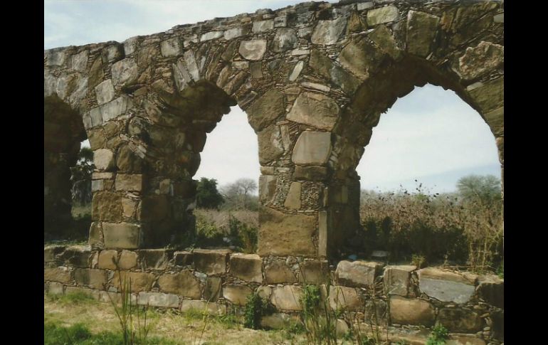 El acueducto se encuentra bien, sólo tiene colapsadas algunas piedras en tres de los 33 arcos. EFE /